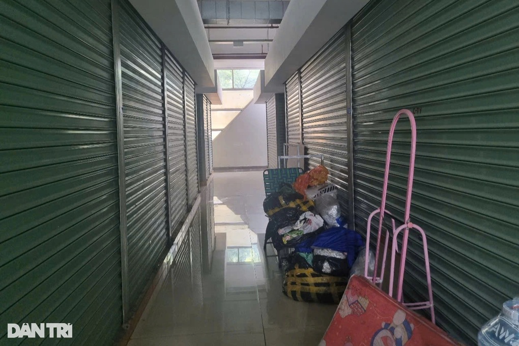 Tưởng phóng viên là đoàn kiểm tra, tiểu thương hốt hoảng đóng ki ốt - 2 Tưởng phóng viên là đoàn kiểm tra, tiểu thương hốt hoảng đóng ki ốt - 2