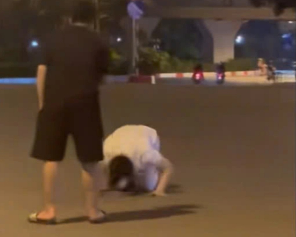Nam thanh niên quỳ lạy chảy máu đầu trước miếu thờ lúc rạng sáng ở Hà Nội - 2 Nam thanh niên quỳ lạy chảy máu đầu trước miếu thờ lúc rạng sáng ở Hà Nội - 2