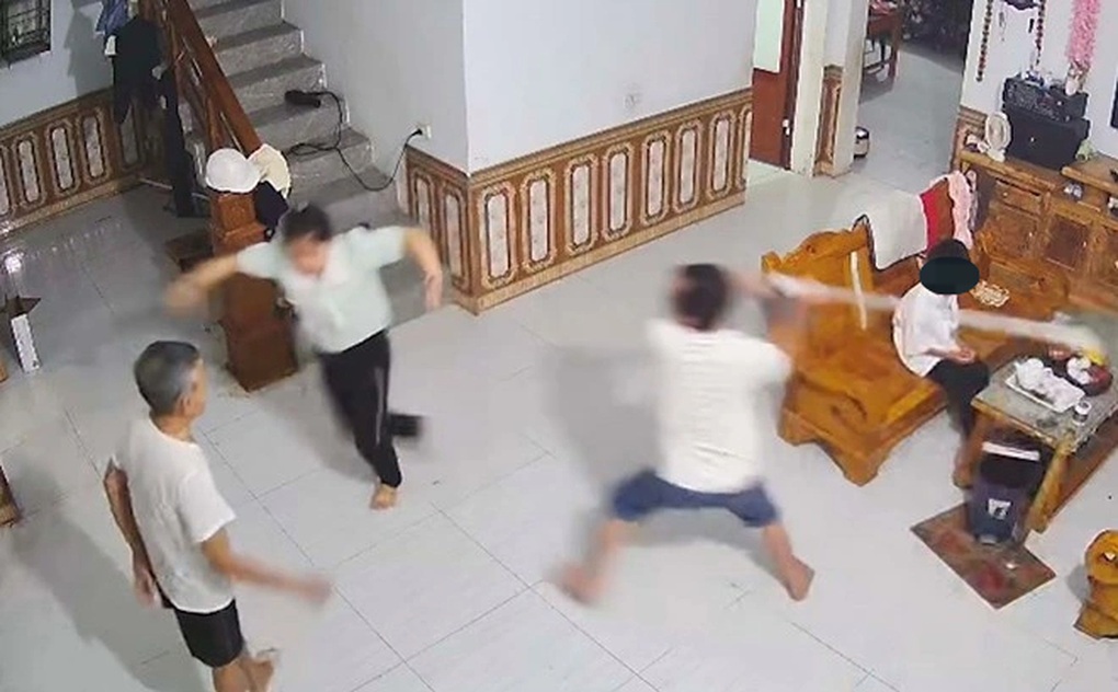 Chồng hành hung vợ ngay trước mặt bố và con đẻ - 3 Chồng hành hung vợ ngay trước mặt bố và con đẻ - 3