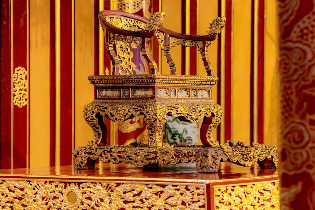 Vụ ngai vàng bị phá hỏng: Chi tiết lạ trong hồ sơ bảo vật quốc gia - 2 Vụ ngai vàng bị phá hỏng: Chi tiết lạ trong hồ sơ bảo vật quốc gia - 2