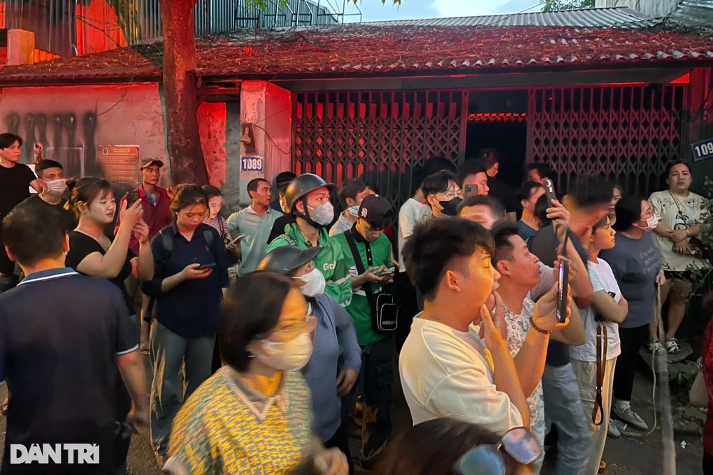 Vụ cháy kho xưởng ở Hà Nội: Xe cấp cứu vào hiện trường - 4 Vụ cháy kho xưởng ở Hà Nội: Xe cấp cứu vào hiện trường - 4
