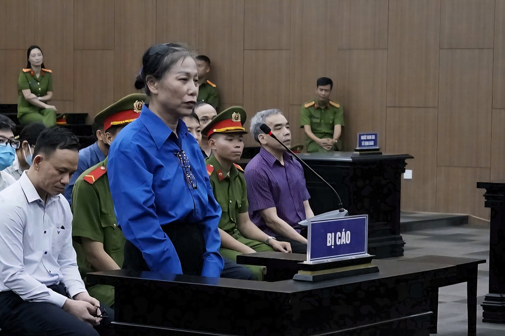 Cựu Bí thư Hoàng Thị Thúy Lan xin được ngồi vì bị chứng ngừng thở, bệnh tim - 2 Cựu Bí thư Hoàng Thị Thúy Lan xin được ngồi vì bị chứng ngừng thở, bệnh tim - 2