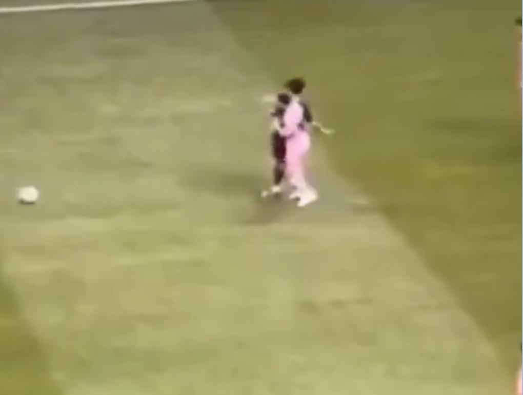 Lionel Messi bị phát hiện đấm trộm đối thủ, CĐV vô cùng bức xúc - 2 Lionel Messi bị phát hiện đấm trộm đối thủ, CĐV vô cùng bức xúc - 2