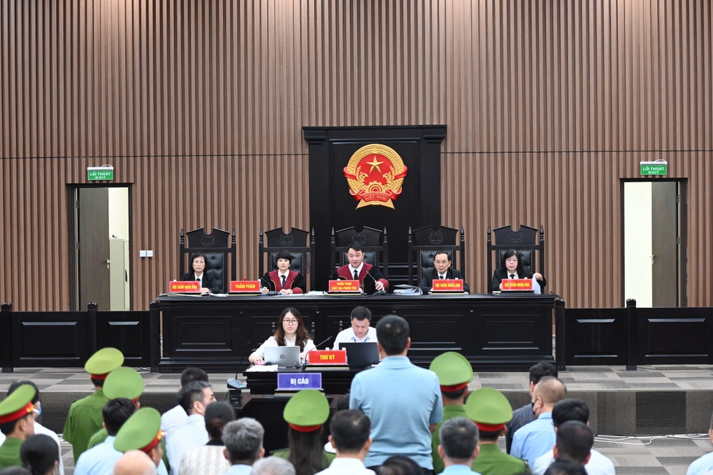 Cựu Bí thư Hoàng Thị Thúy Lan xin được ngồi vì bị chứng ngừng thở, bệnh tim - 1 Cựu Bí thư Hoàng Thị Thúy Lan xin được ngồi vì bị chứng ngừng thở, bệnh tim - 1