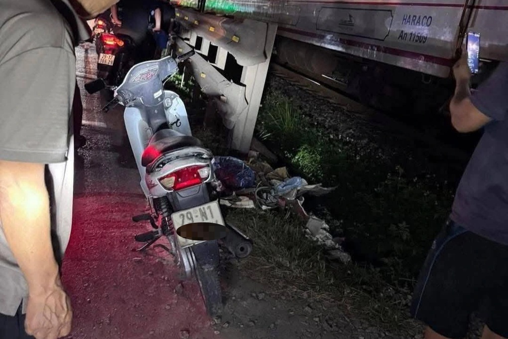 Hà Nội: Đi bộ qua đường sắt, người đàn ông bị tàu tông tử vong - 1