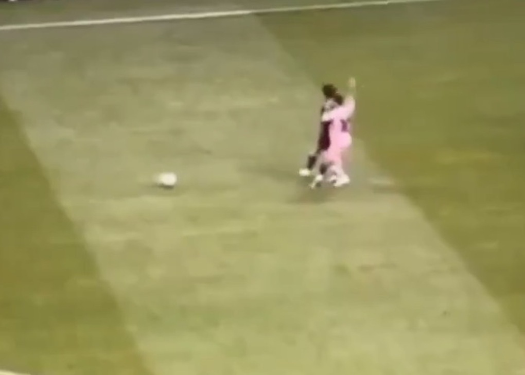 Lionel Messi bị phát hiện đấm trộm đối thủ, CĐV vô cùng bức xúc - 1 Lionel Messi bị phát hiện đấm trộm đối thủ, CĐV vô cùng bức xúc - 1