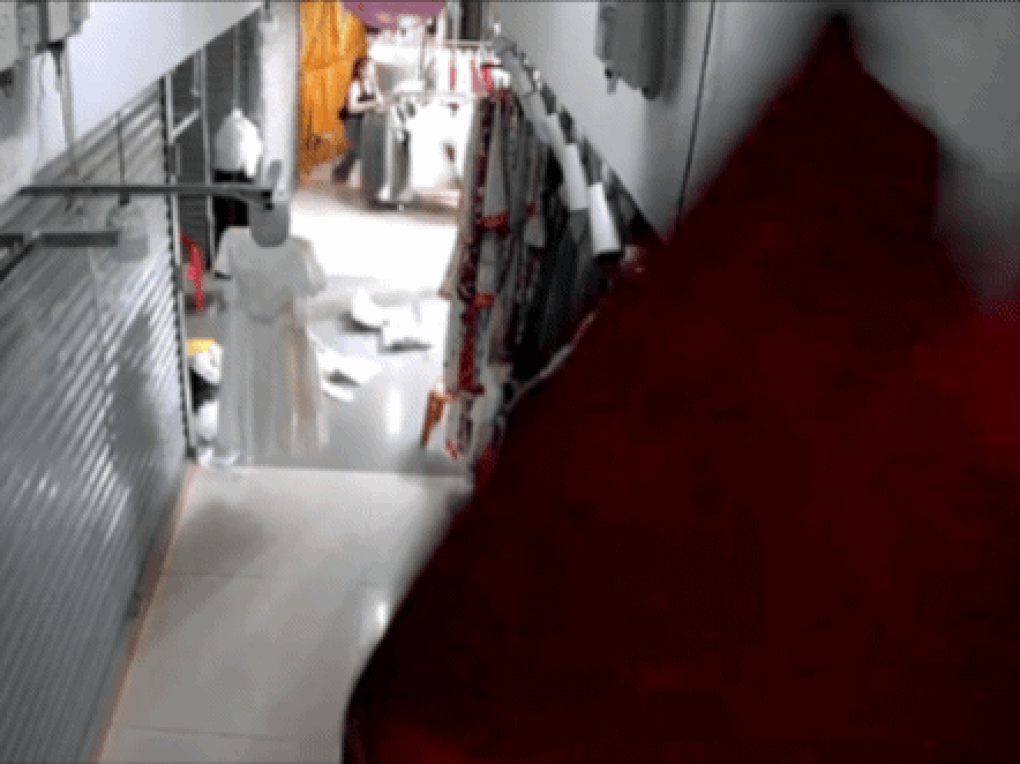 Tưởng phóng viên là đoàn kiểm tra, tiểu thương hốt hoảng đóng ki ốt - 1 Tưởng phóng viên là đoàn kiểm tra, tiểu thương hốt hoảng đóng ki ốt - 1