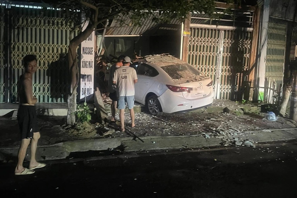Vụ Mazda đâm Lexus, lao vào nhà dân: Sáng hôm sau tài xế mới trình diện - 1 Vụ Mazda đâm Lexus, lao vào nhà dân: Sáng hôm sau tài xế mới trình diện - 1