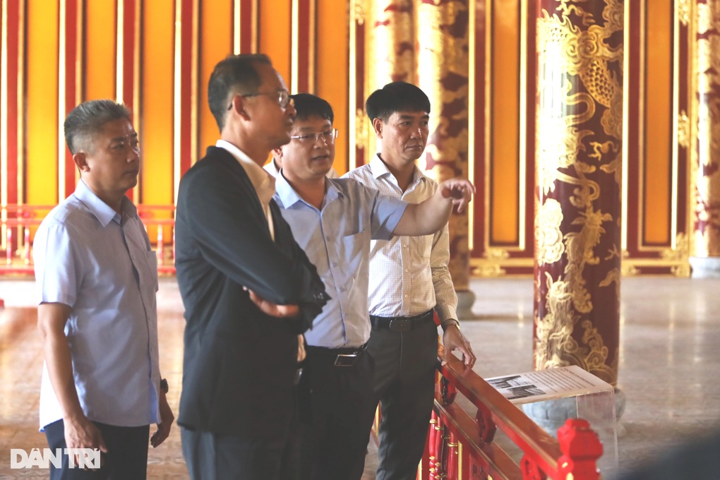 Vụ ngai vàng bị xâm hại: Cho thôi việc 2 bảo vệ, kiểm điểm ban giám đốc - 1 Vụ ngai vàng bị xâm hại: Cho thôi việc 2 bảo vệ, kiểm điểm ban giám đốc - 1