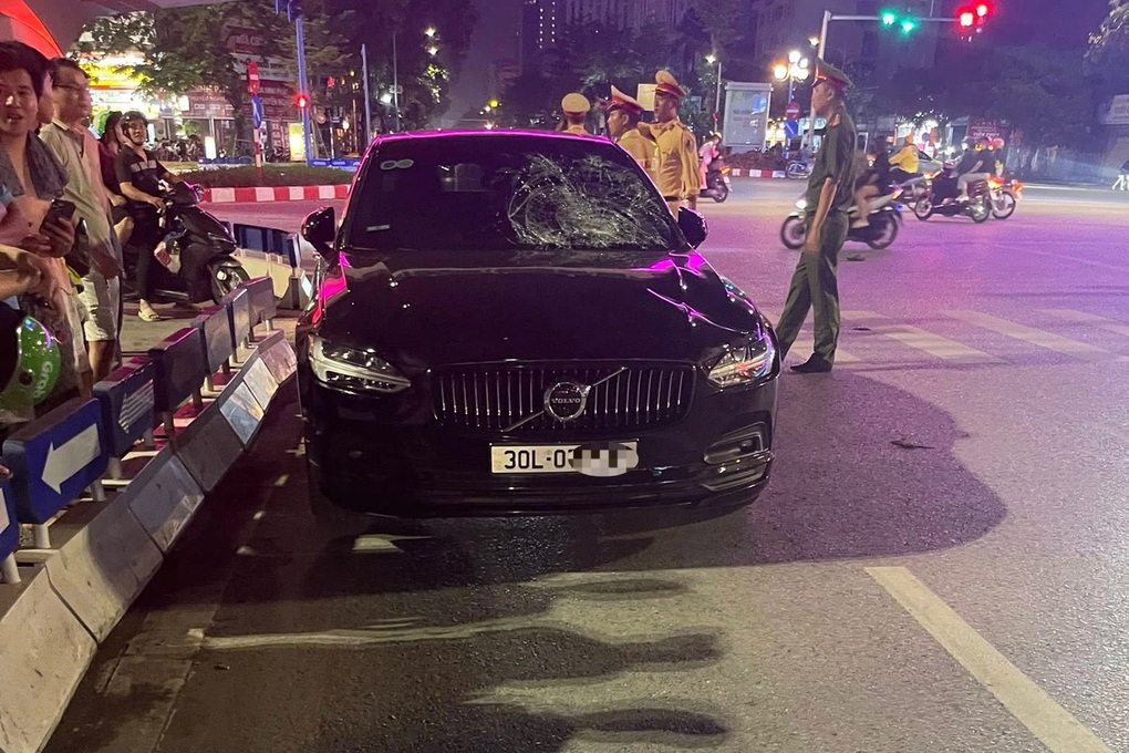 Xe đạp va chạm với xế hộp ở Hà Nội trong đêm, một người bị thương - 1 Xe đạp va chạm với xế hộp ở Hà Nội trong đêm, một người bị thương - 1