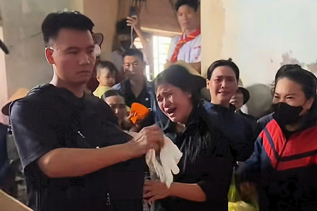 Người đàn ông ôm hũ tro cốt từ nước ngoài về, ngàn người khóc lặng - 2 Người đàn ông ôm hũ tro cốt từ nước ngoài về, ngàn người khóc lặng - 2