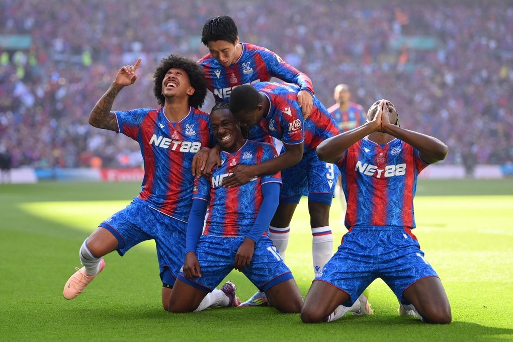 “Gã khổng lồ” bóng đá Pháp thoát xuống hạng thần kỳ, PSG vung tiền cứu vớt? - 2 “Gã khổng lồ” bóng đá Pháp thoát xuống hạng thần kỳ, PSG vung tiền cứu vớt? - 2