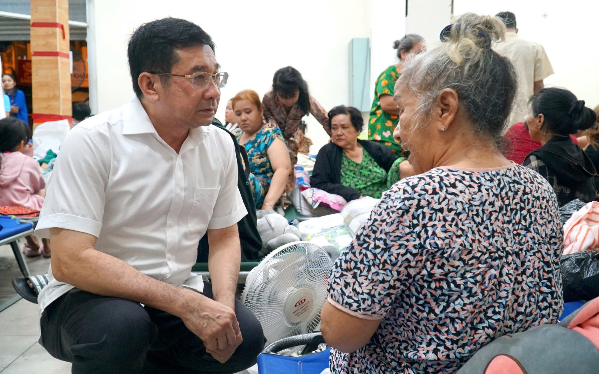 LĐLĐ TP HCM hỗ trợ người lao động bị thiệt hại do hỏa hoạn tại phường Tân Thới Hiệp - Ảnh 3.