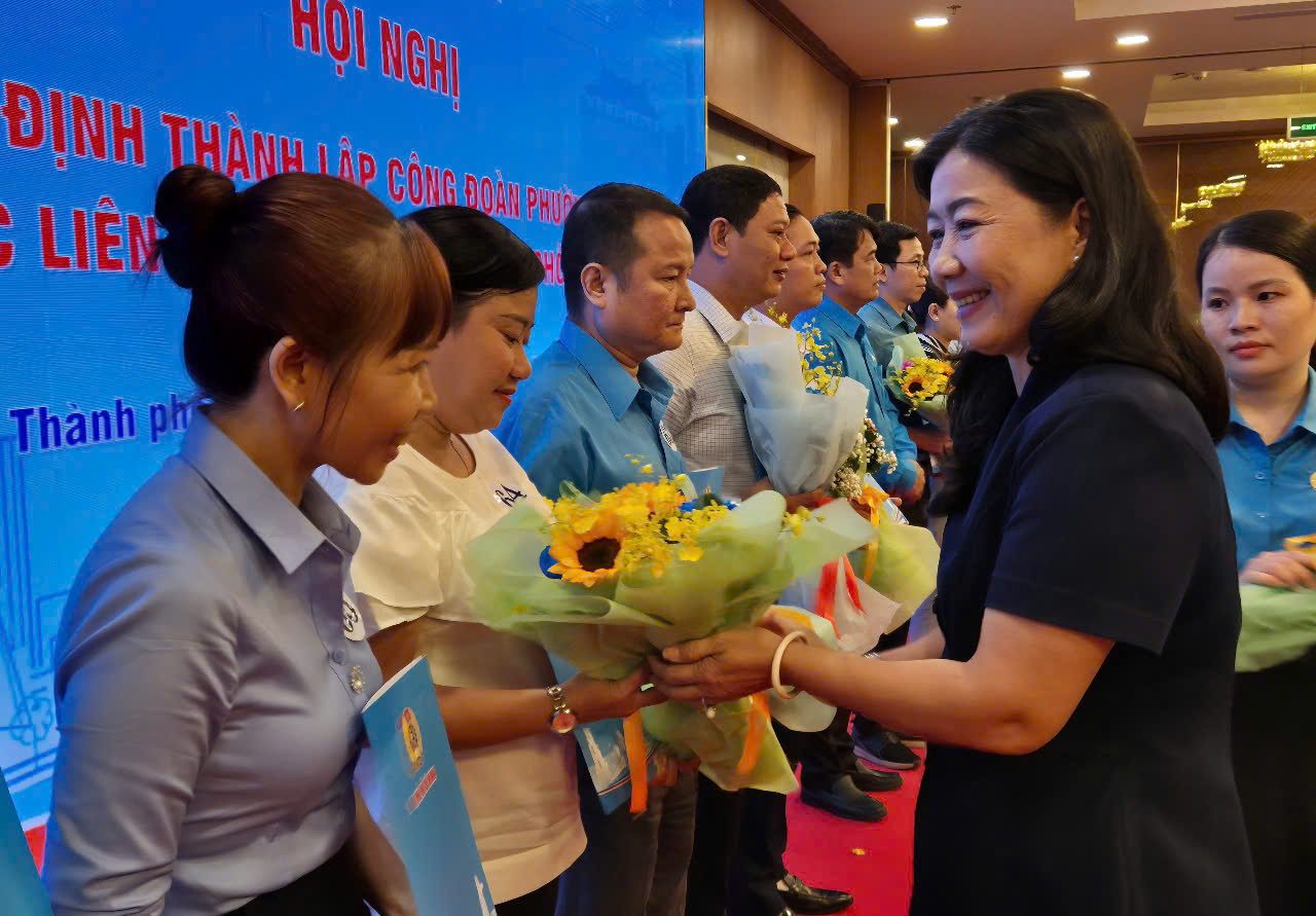 LĐLĐ TP HCM công bố quyết định thành lập Công đoàn phường, xã, đặc khu- Ảnh 2.