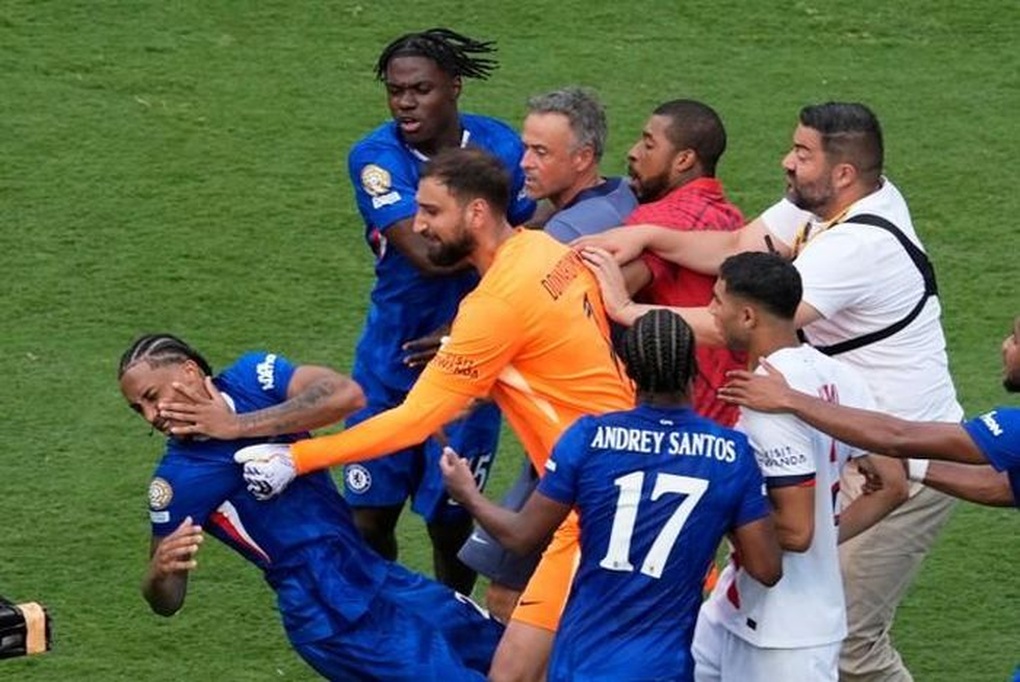 HLV Luis Enrique đối diện với đòn trừng phạt của FIFA vì tát đối thủ - 2 HLV Luis Enrique đối diện với đòn trừng phạt của FIFA vì tát đối thủ - 2