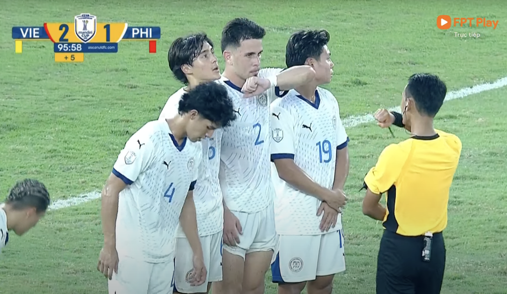 Sự cố hy hữu: Trọng tài rút thẻ đỏ nhầm người ở trận đấu của U23 Việt Nam - 3