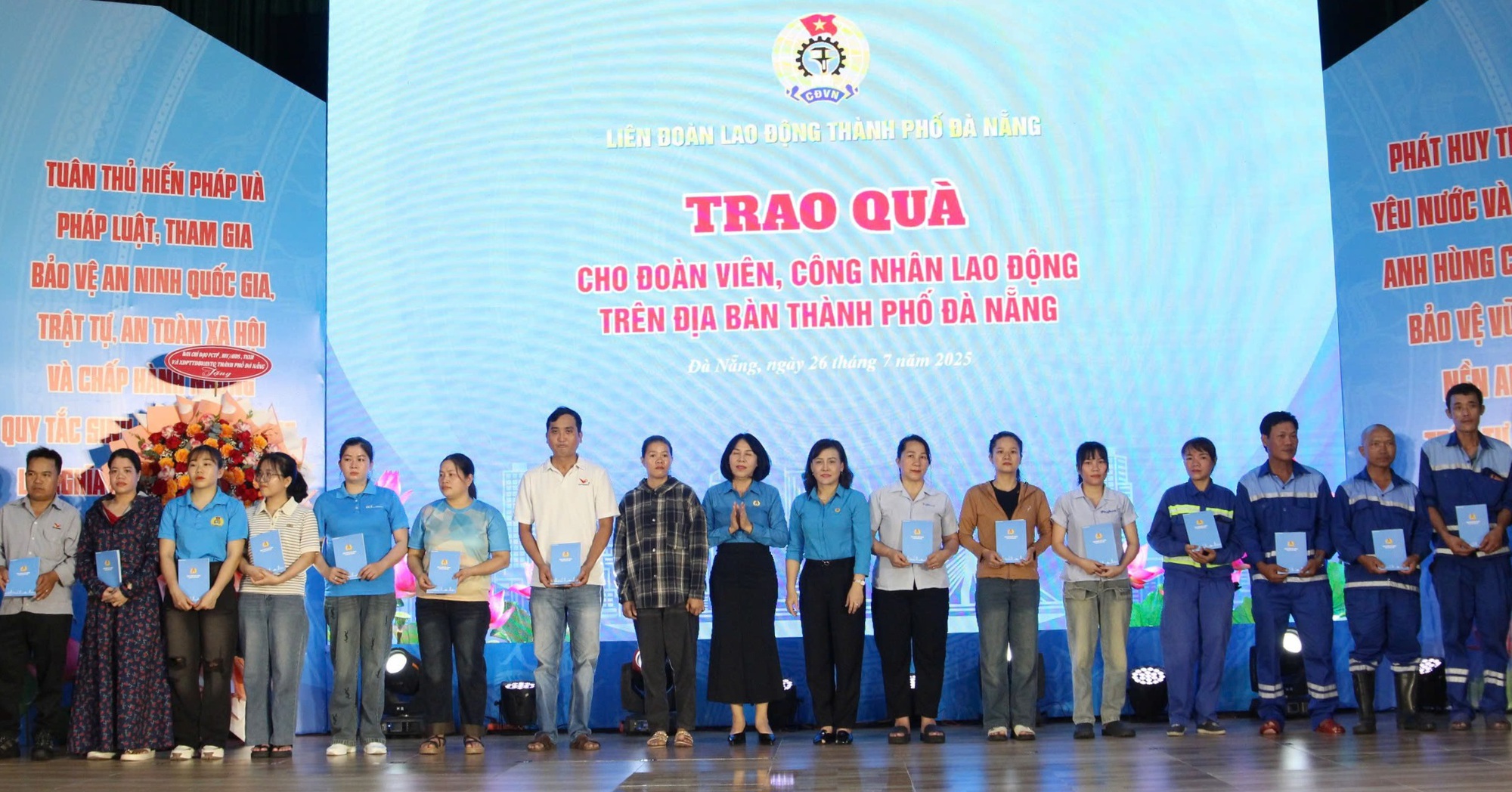 Đà Nẵng tặng quà cho 1.000 đoàn viên Công đoàn có hoàn cảnh khó khăn- Ảnh 3. Đà Nẵng tặng quà cho 1.000 đoàn viên Công đoàn có hoàn cảnh khó khăn- Ảnh 3.
