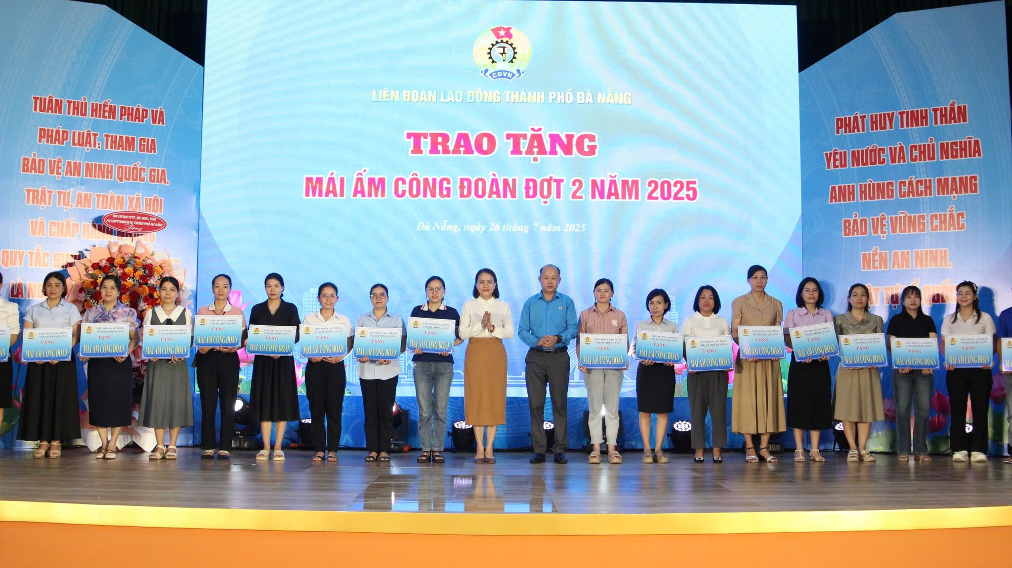 Đà Nẵng tặng quà cho 1.000 đoàn viên Công đoàn có hoàn cảnh khó khăn- Ảnh 2. Đà Nẵng tặng quà cho 1.000 đoàn viên Công đoàn có hoàn cảnh khó khăn- Ảnh 2.