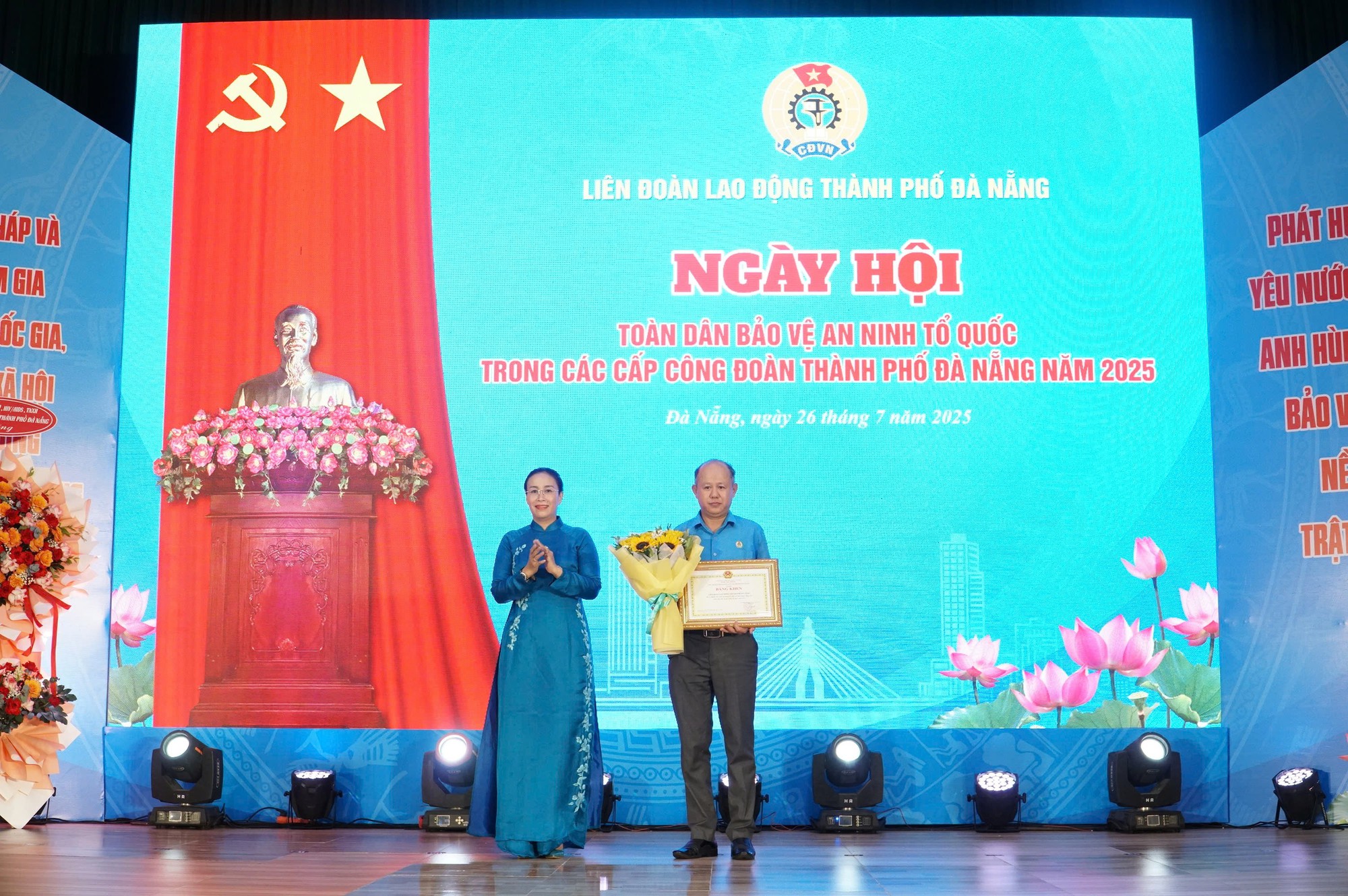 Đà Nẵng tặng quà cho 1.000 đoàn viên Công đoàn có hoàn cảnh khó khăn- Ảnh 4. Đà Nẵng tặng quà cho 1.000 đoàn viên Công đoàn có hoàn cảnh khó khăn- Ảnh 4.
