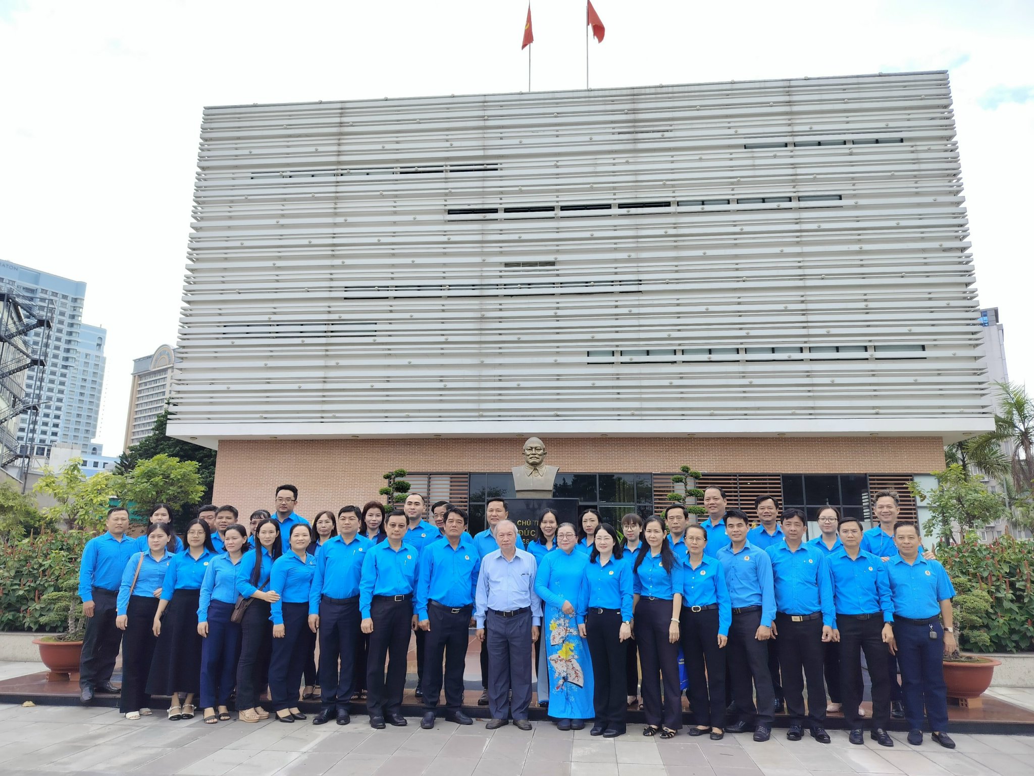 Cán bộ Công đoàn TP HCM dâng hương tưởng nhớ Chủ tịch Hồ Chí Minh, Chủ tịch Tôn Đức Thắng- Ảnh 3.