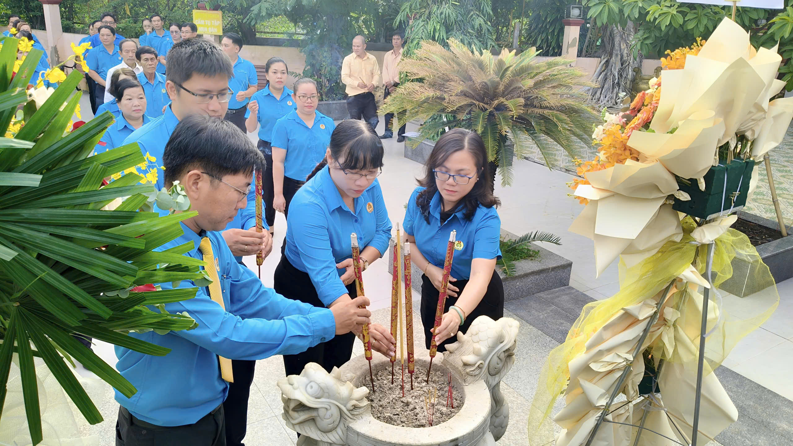 Cán bộ Công đoàn TP HCM dâng hương tưởng nhớ Chủ tịch Hồ Chí Minh, Chủ tịch Tôn Đức Thắng- Ảnh 6.