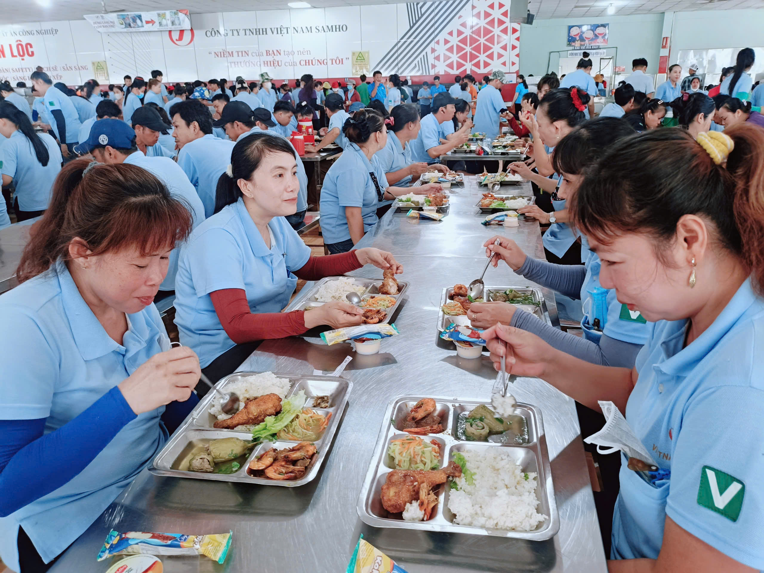 Hàng ngàn công nhân được thưởng thức bữa ăn giữa ca giá trị cao- Ảnh 2. Hàng ngàn công nhân được thưởng thức bữa ăn giữa ca giá trị cao- Ảnh 2.
