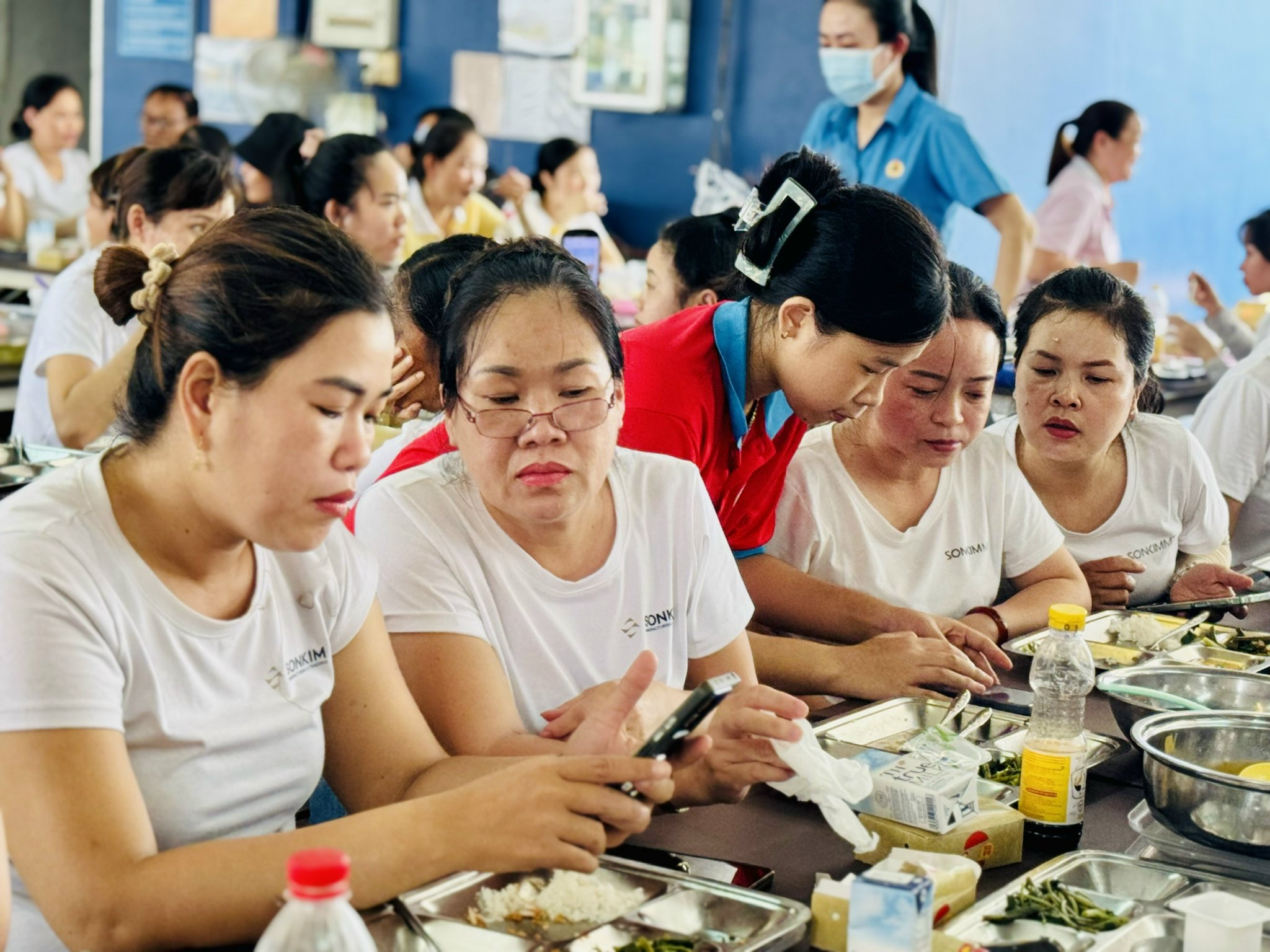 Hàng ngàn công nhân được thưởng thức bữa ăn giữa ca giá trị cao- Ảnh 6. Hàng ngàn công nhân được thưởng thức bữa ăn giữa ca giá trị cao- Ảnh 6.
