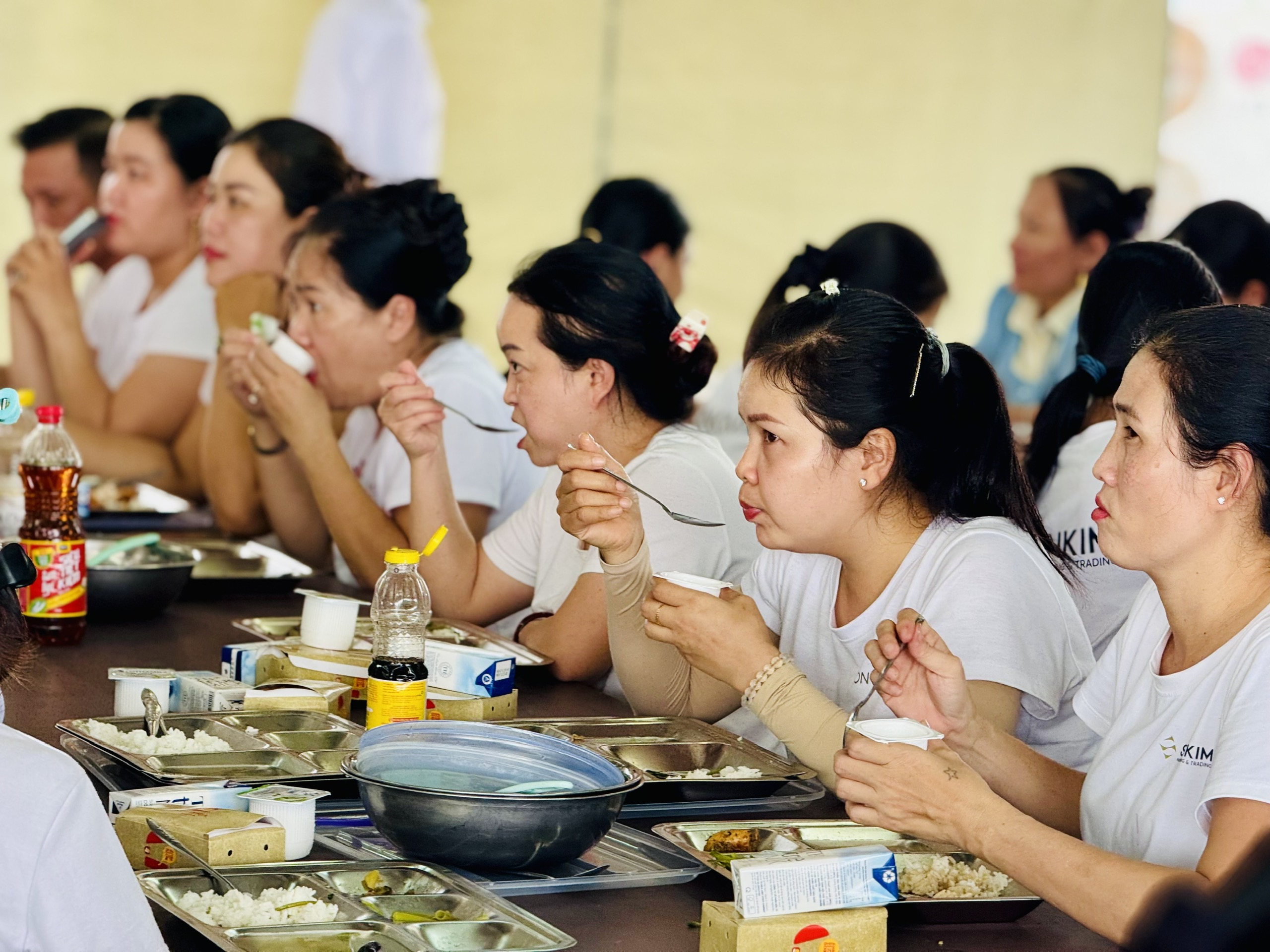 Hàng ngàn công nhân được thưởng thức bữa ăn giữa ca giá trị cao- Ảnh 5. Hàng ngàn công nhân được thưởng thức bữa ăn giữa ca giá trị cao- Ảnh 5.