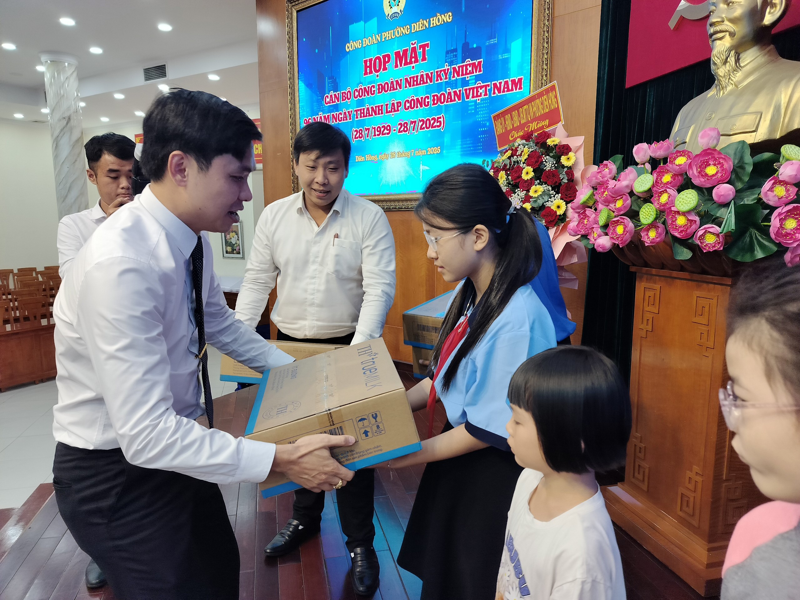 Hàng ngàn công nhân được thưởng thức bữa ăn giữa ca giá trị cao- Ảnh 8. Hàng ngàn công nhân được thưởng thức bữa ăn giữa ca giá trị cao- Ảnh 8.