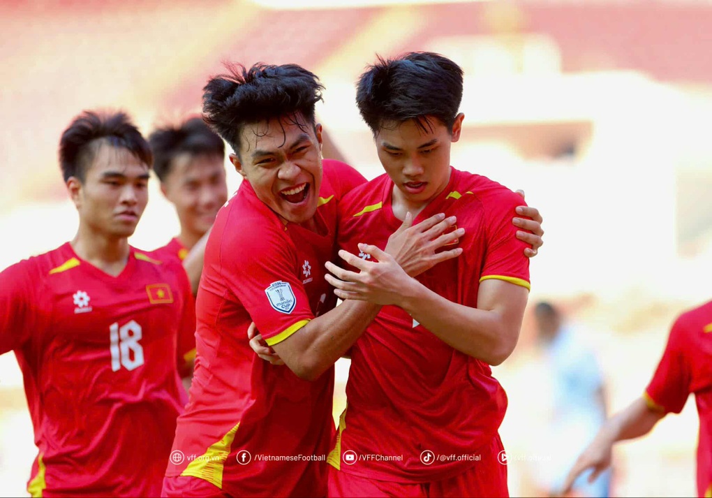 CĐV Indonesia phản ứng mạnh mẽ khi đội nhà đối đầu với U23 Việt Nam - 1