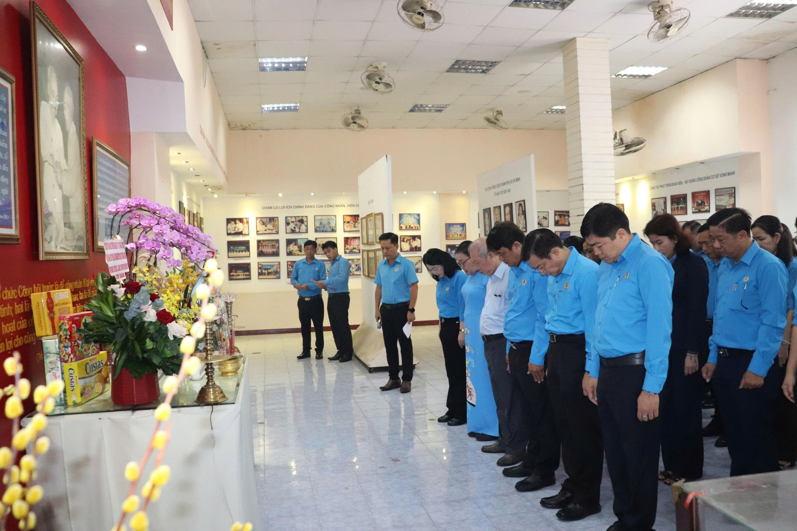 Cán bộ Công đoàn TP HCM dâng hương tưởng nhớ Chủ tịch Hồ Chí Minh, Chủ tịch Tôn Đức Thắng- Ảnh 1.