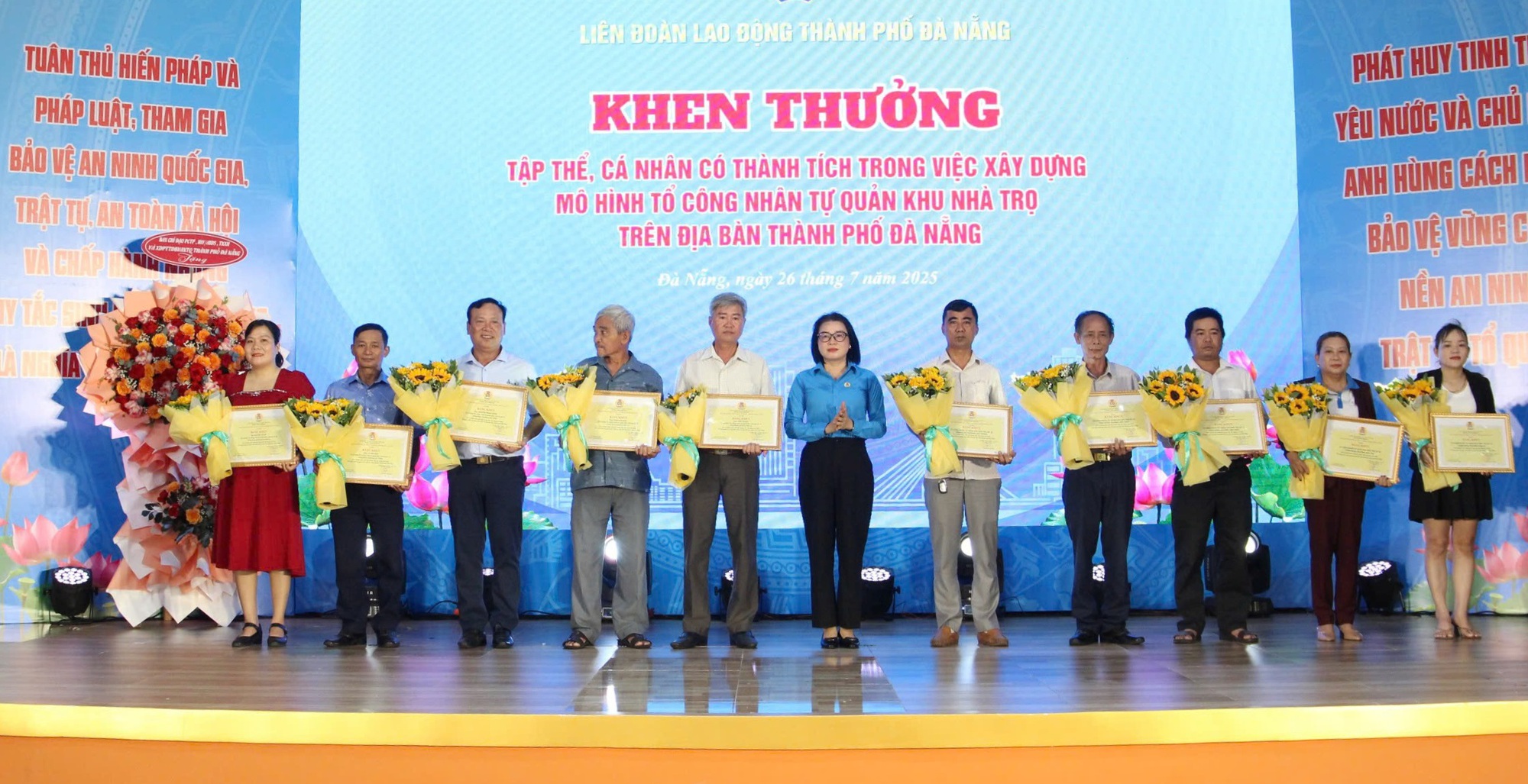 Đà Nẵng tặng quà cho 1.000 đoàn viên Công đoàn có hoàn cảnh khó khăn- Ảnh 1. Đà Nẵng tặng quà cho 1.000 đoàn viên Công đoàn có hoàn cảnh khó khăn- Ảnh 1.