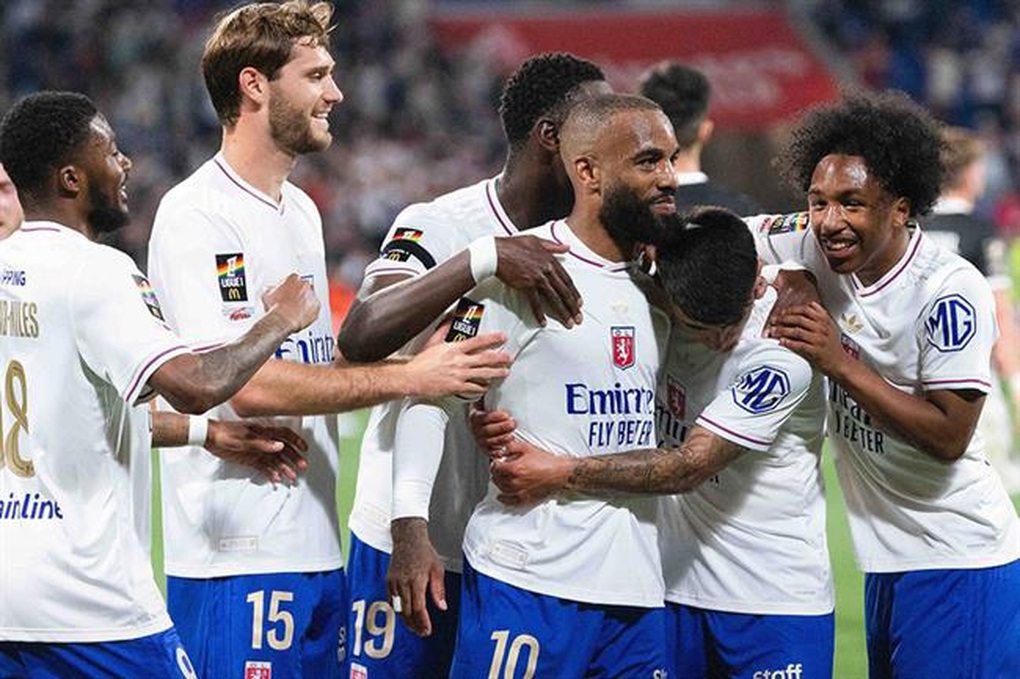 “Gã khổng lồ” bóng đá Pháp thoát xuống hạng thần kỳ, PSG vung tiền cứu vớt? - 1 “Gã khổng lồ” bóng đá Pháp thoát xuống hạng thần kỳ, PSG vung tiền cứu vớt? - 1