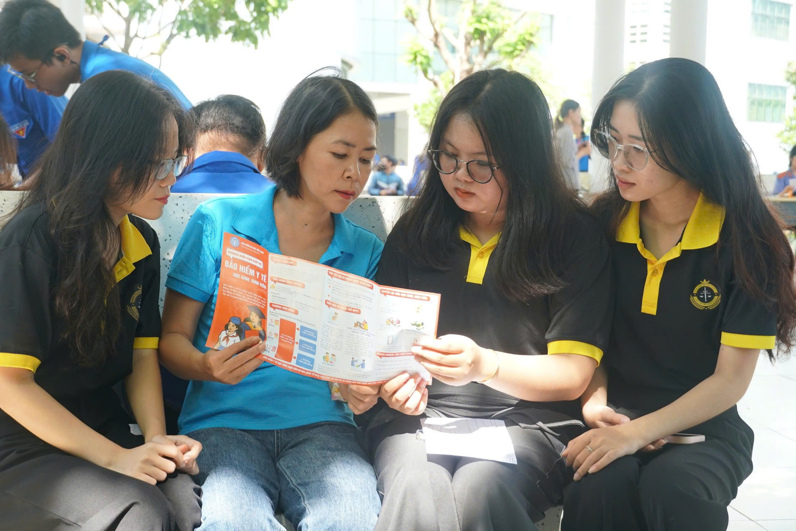 Giao lưu trực tuyến về Luật BHYT sửa đổi: Vững tin vào trụ cột an sinh xã hội - Ảnh 1.