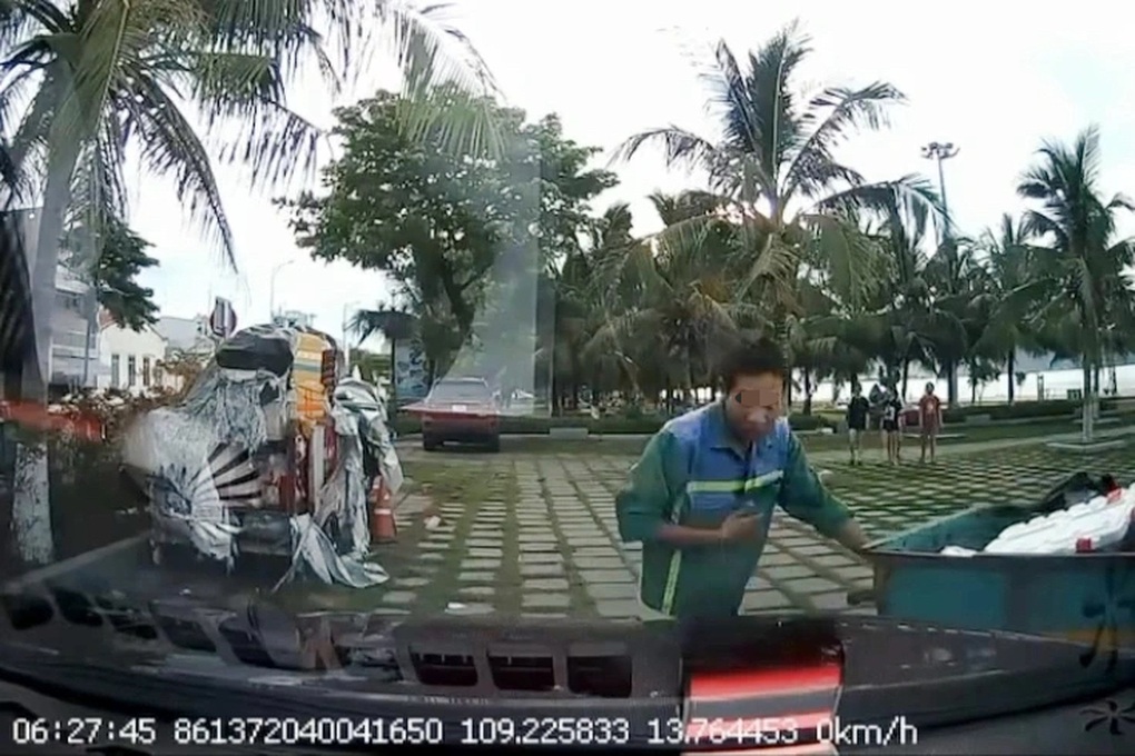 Hành động của nam công nhân môi trường nhận “mưa lời khen - 1 Hành động của nam công nhân môi trường nhận “mưa lời khen - 1