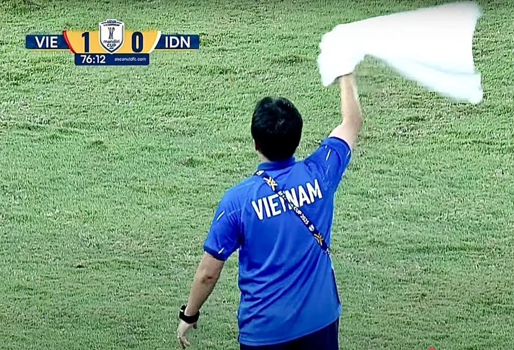 Lý giải hành động vẫy khăn tắm đến từ trợ lý của HLV Kim Sang Sik - 1 Lý giải hành động vẫy khăn tắm đến từ trợ lý của HLV Kim Sang Sik - 1