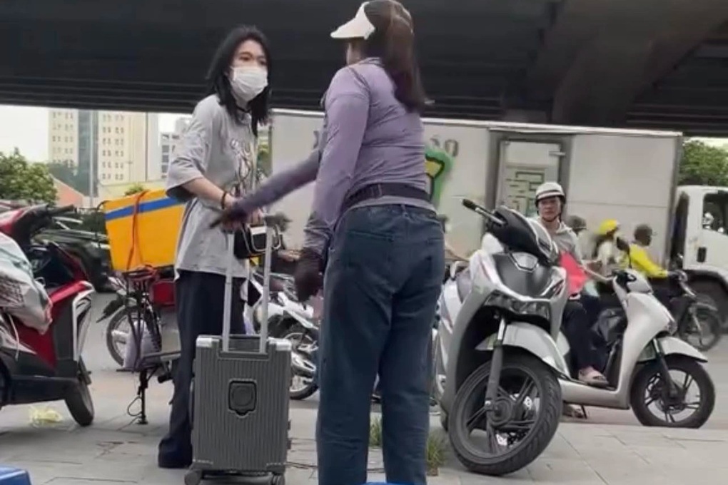 Người bán trà đá đuổi cô gái đứng ở vỉa hè bến xe Mỹ Đình - 1 Người bán trà đá đuổi cô gái đứng ở vỉa hè bến xe Mỹ Đình - 1