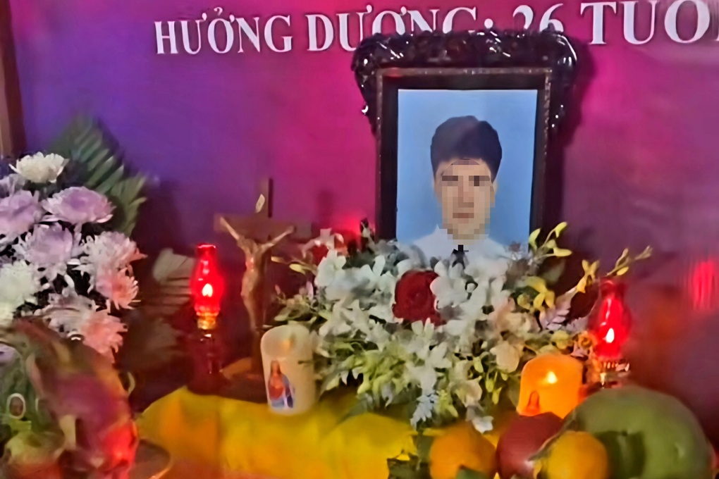 Người đàn ông ôm hũ tro cốt từ nước ngoài về, ngàn người khóc lặng - 1 Người đàn ông ôm hũ tro cốt từ nước ngoài về, ngàn người khóc lặng - 1