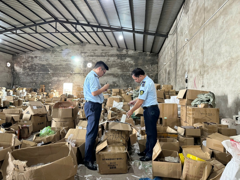 Phát hiện kho hàng của người Trung Quốc ở Quảng Ninh, doanh thu 43 tỷ đồng - 1 Phát hiện kho hàng của người Trung Quốc ở Quảng Ninh, doanh thu 43 tỷ đồng - 1