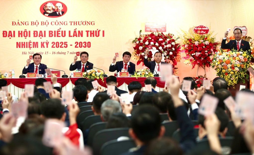 Phó Thủ tướng: Bộ Công Thương phải luôn tiên phong trên mặt trận kinh tế - 1 Phó Thủ tướng: Bộ Công Thương phải luôn tiên phong trên mặt trận kinh tế - 1