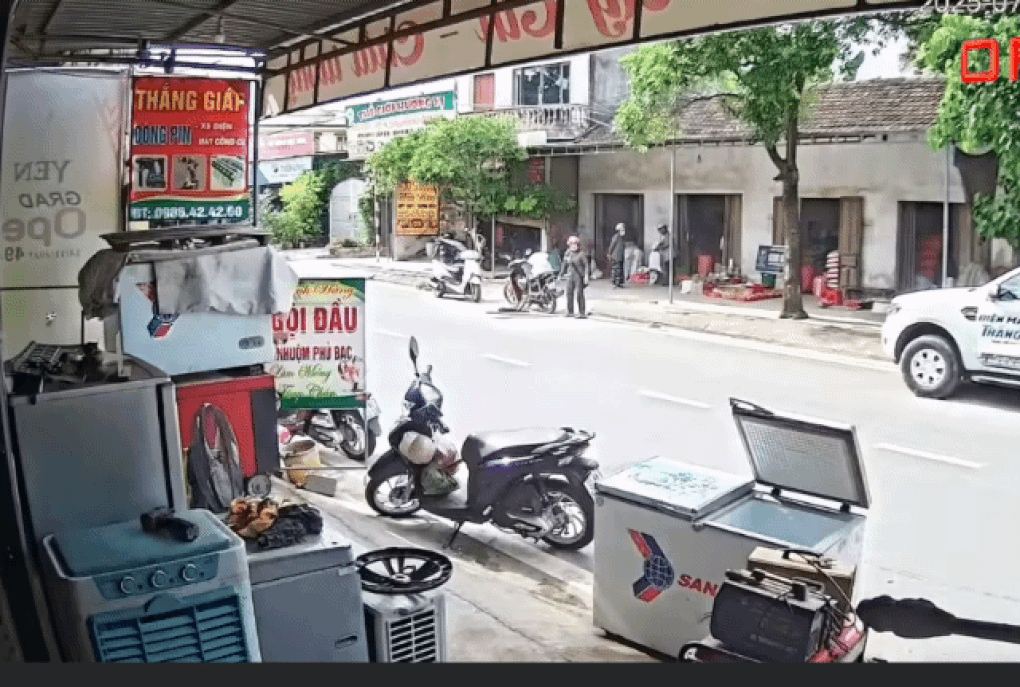 Tài xế đột quỵ trong ô tô trôi tự do, anh thợ điện lạnh nhanh trí ứng cứu - 1