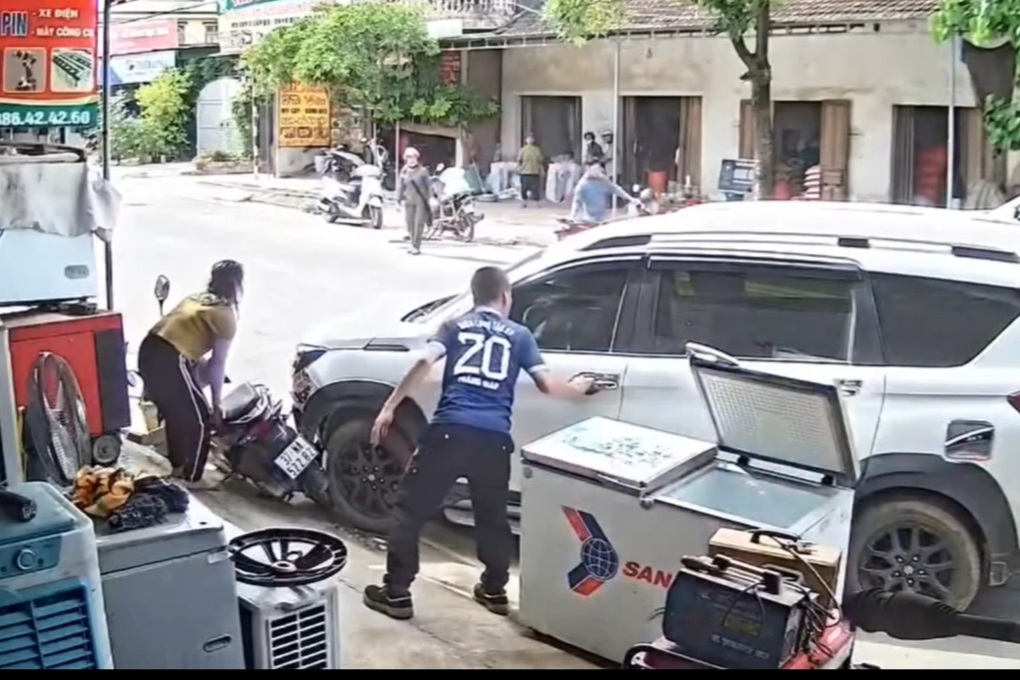Tài xế đột quỵ trong ô tô trôi tự do, anh thợ điện lạnh nhanh trí ứng cứu - 2