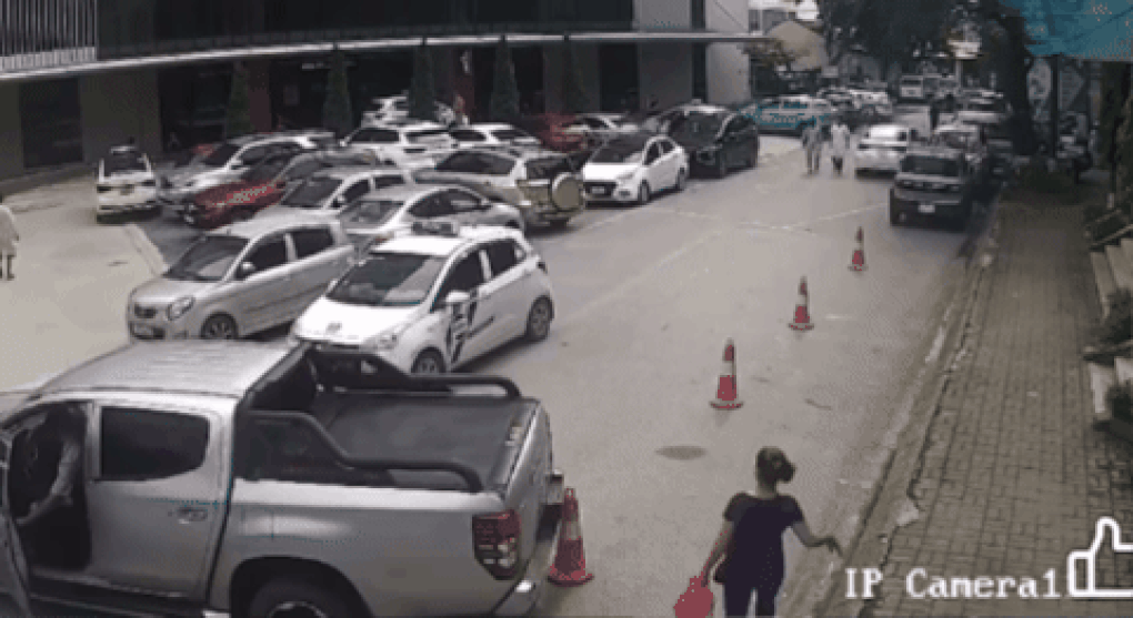 Tài xế lùi ô tô tông gục một phụ nữ đi bộ trong bệnh viện ở Hà Nội - 1 Tài xế lùi ô tô tông gục một phụ nữ đi bộ trong bệnh viện ở Hà Nội - 1