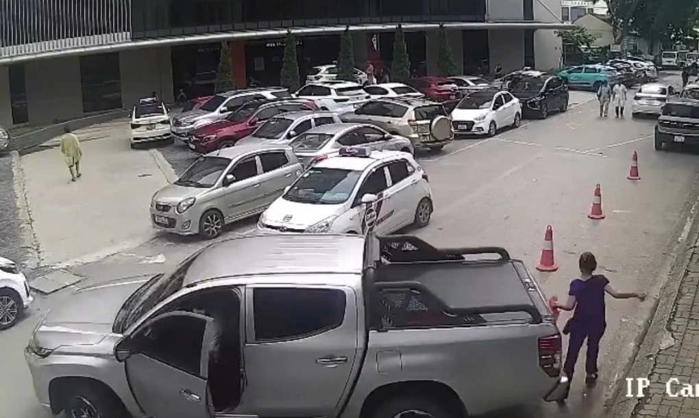 Tài xế lùi ô tô tông gục một phụ nữ đi bộ trong bệnh viện ở Hà Nội - 2 Tài xế lùi ô tô tông gục một phụ nữ đi bộ trong bệnh viện ở Hà Nội - 2