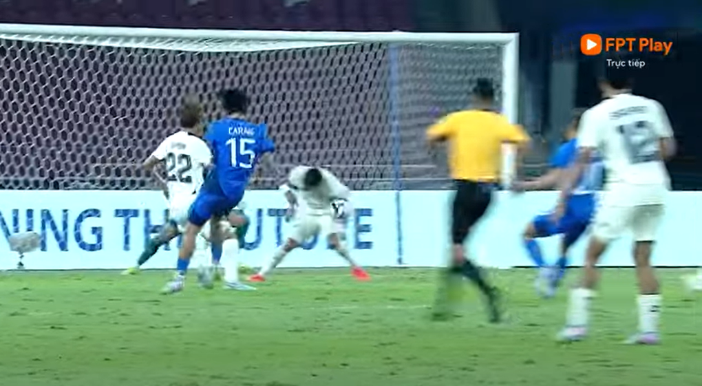 U23 Thái Lan thoát phạt đền nhạy cảm, cổ động viên gọi tên VAR - 1 U23 Thái Lan thoát phạt đền nhạy cảm, cổ động viên gọi tên VAR - 1