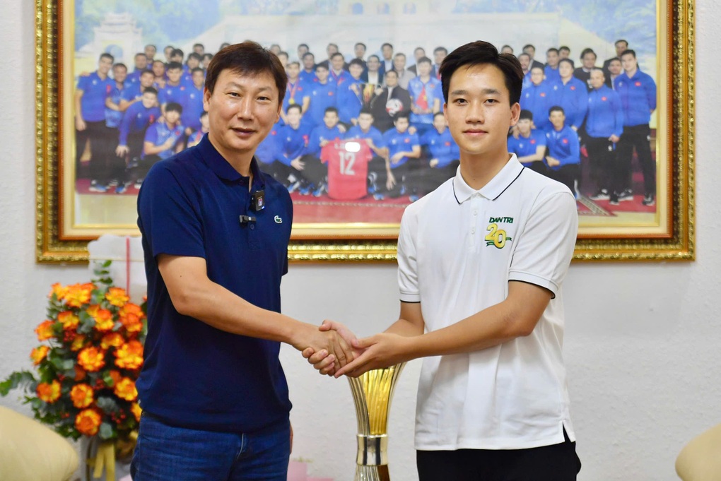 HLV Kim Sang Sik: Tôi có ý đồ riêng khi vái lạy trọng tài - 4