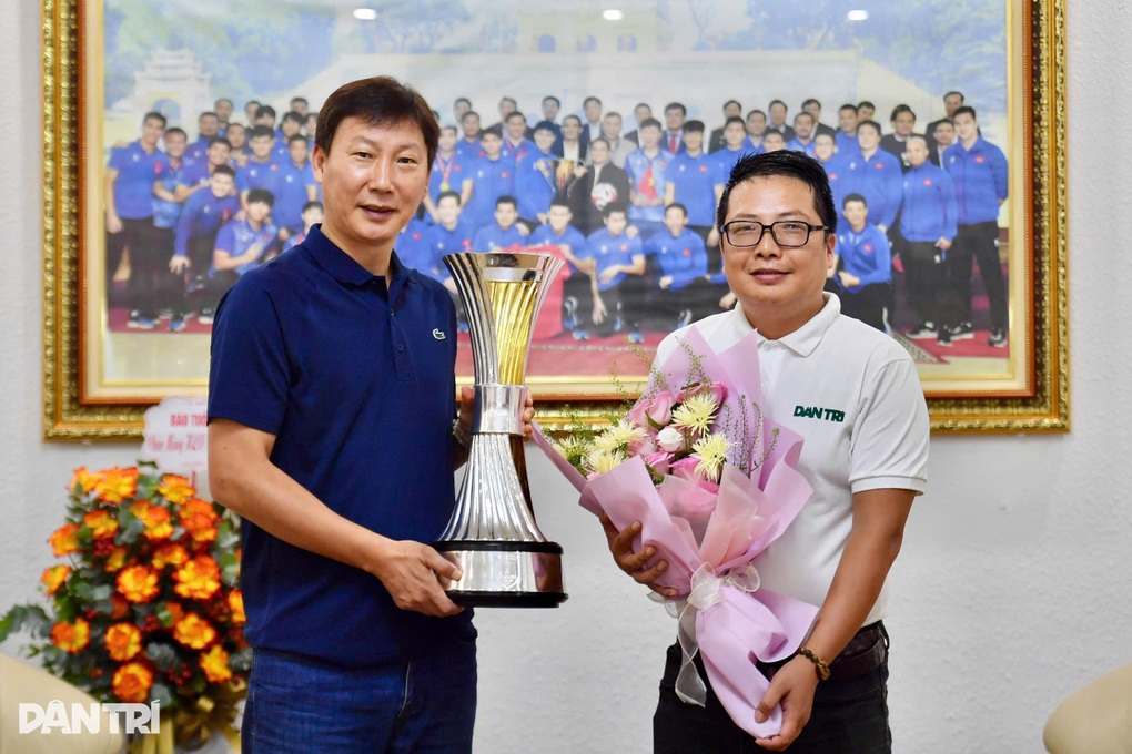 HLV Kim Sang Sik: Tôi có ý đồ riêng khi vái lạy trọng tài - 2