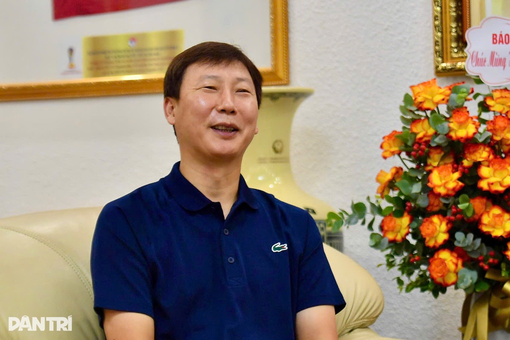 HLV Kim Sang Sik: Tôi có ý đồ riêng khi vái lạy trọng tài - 3