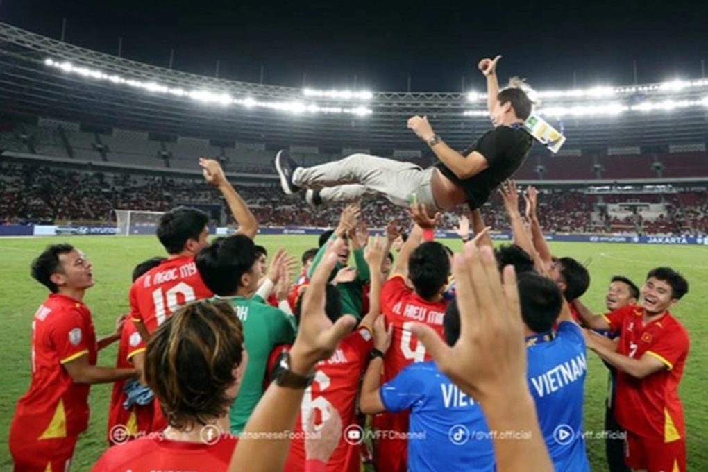 HLV Kim Sang Sik: Tôi có ý đồ riêng khi vái lạy trọng tài - 8