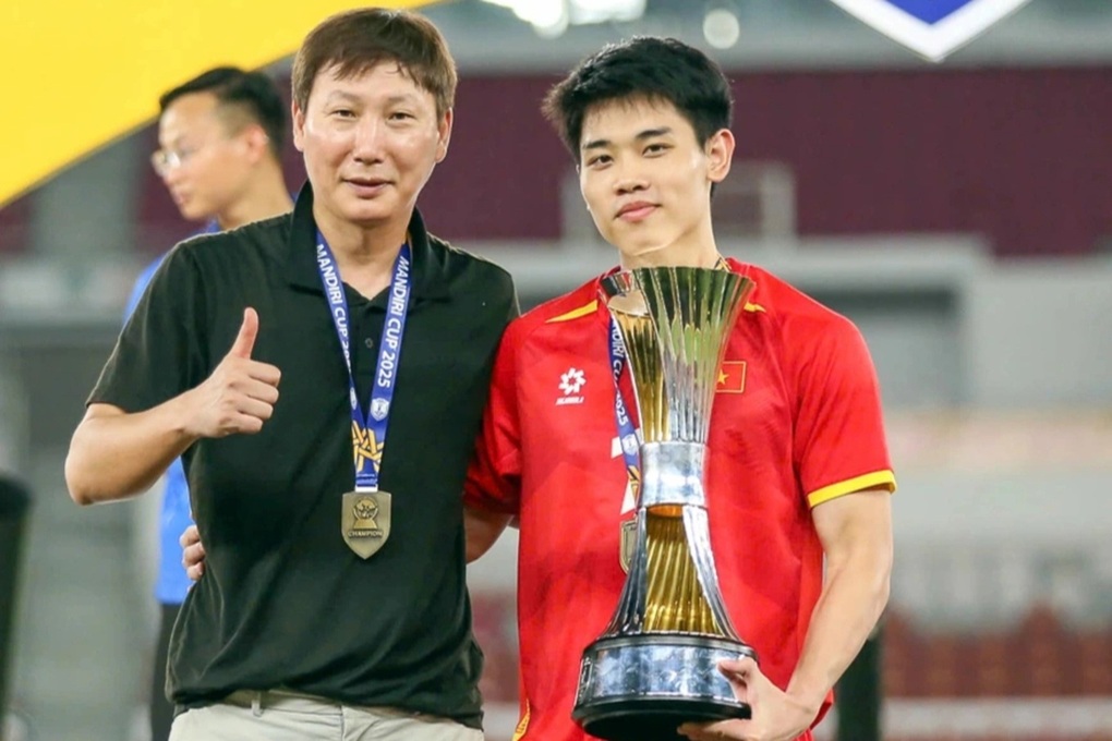 HLV Kim Sang Sik: Tôi có ý đồ riêng khi vái lạy trọng tài - 5